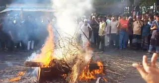 রাজবাড়ীতে কবর থেকে তুলে ‘নুরা পাগলার’ মরদেহে আগুন, হামলায় নিহত ১